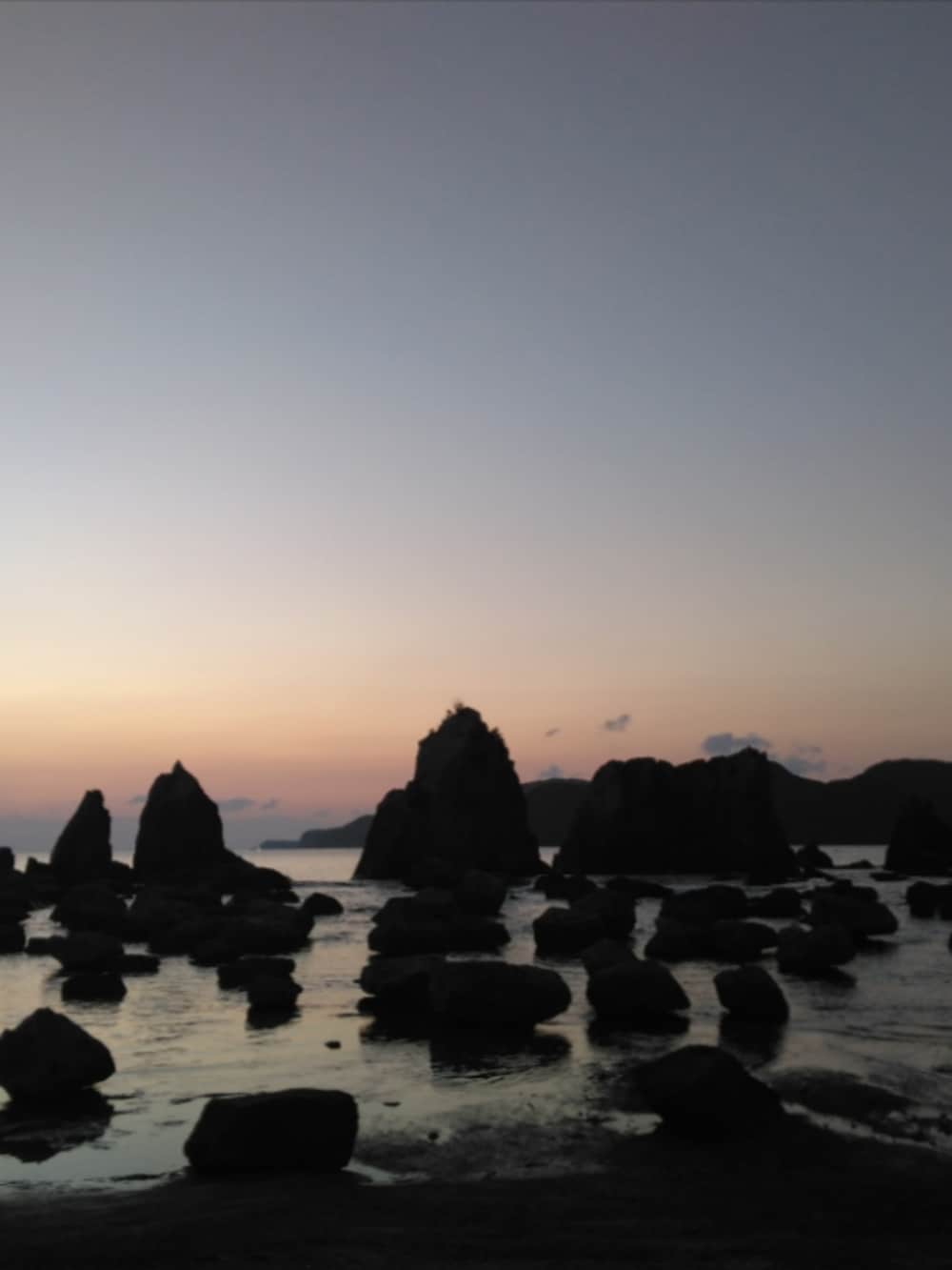 レッド系のバッグ、パープル系のブーツ、ブルー系のニット/セーターを着用したレディースの春コーディネートの4枚目の写真