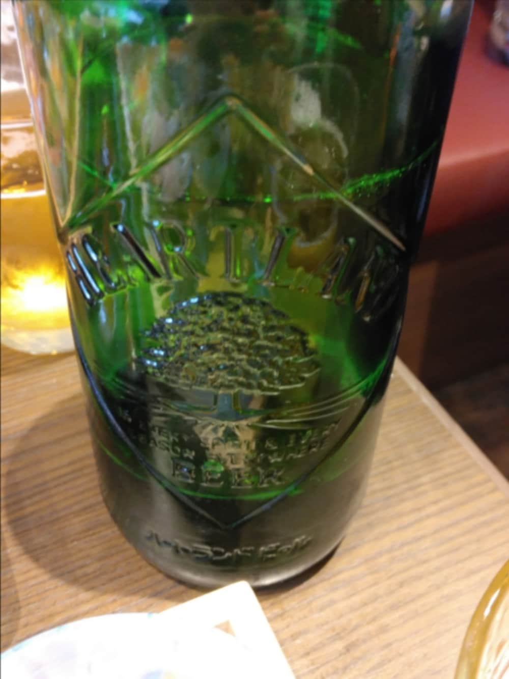 ブルー系のバッグ、ベージュ系のローファー、ブルー系のスカートを着用したレディースの春コーディネートの5枚目の写真