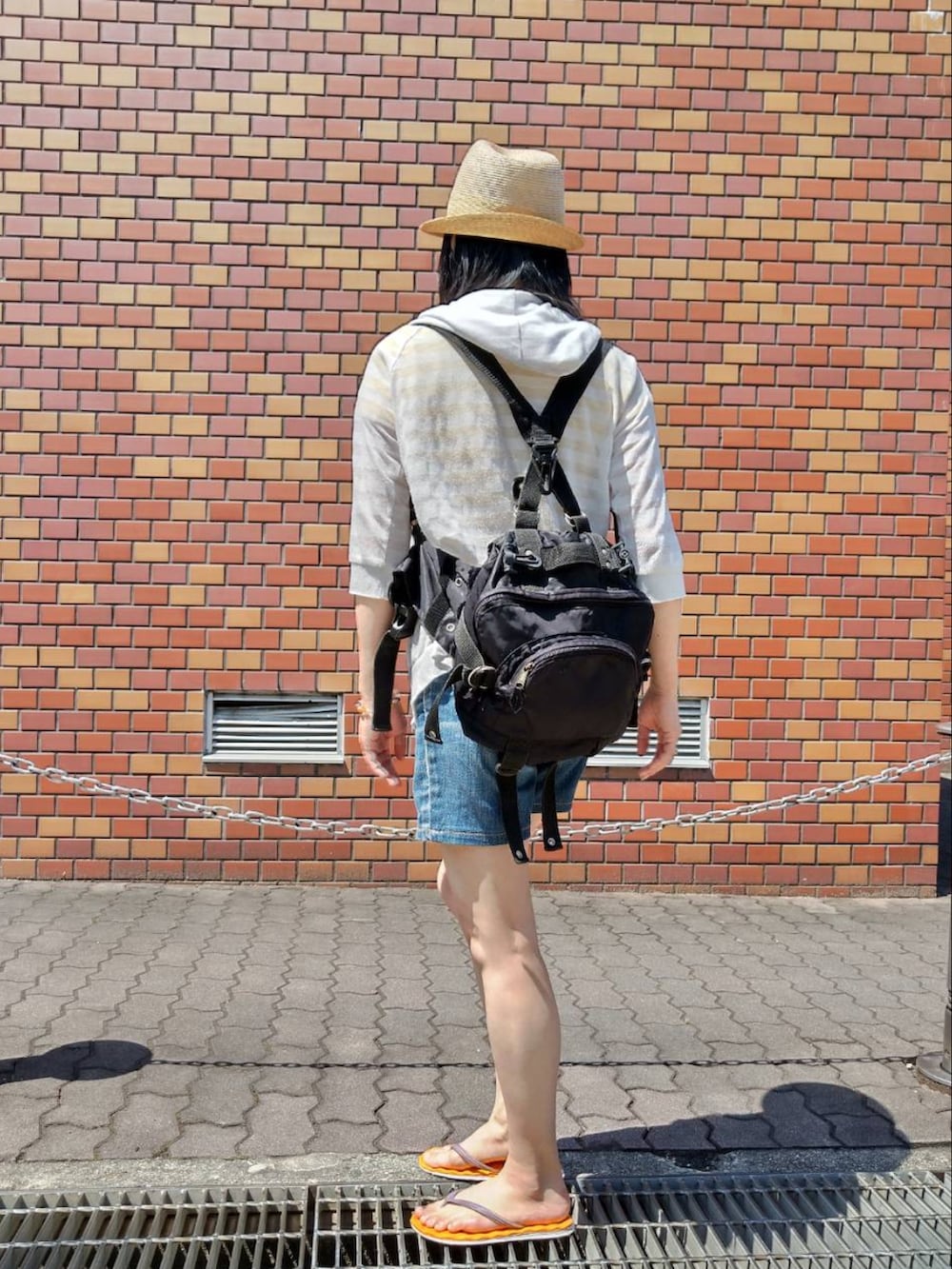 ブルー系のデニムパンツ、イエロー系のTシャツ/カットソー、ホワイト系のその他アウターを着用したレディースの春コーディネートの2枚目の写真