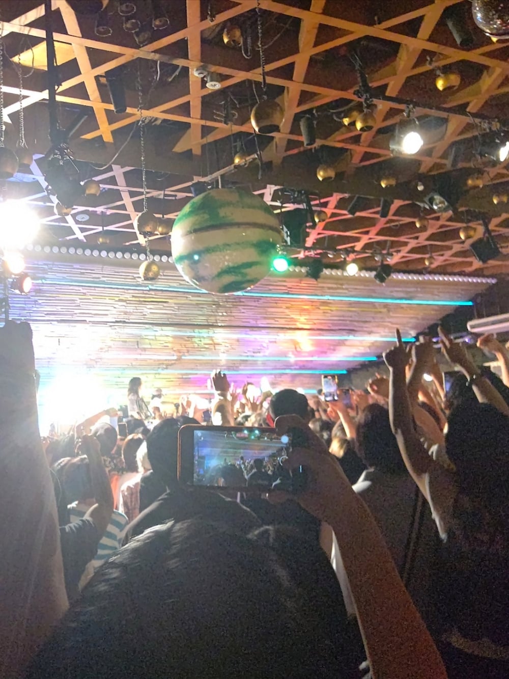 ホワイト系のスニーカー、ホワイト系のTシャツ/カットソー、グレー系のパンツを着用したレディースの夏コーディネートの2枚目の写真