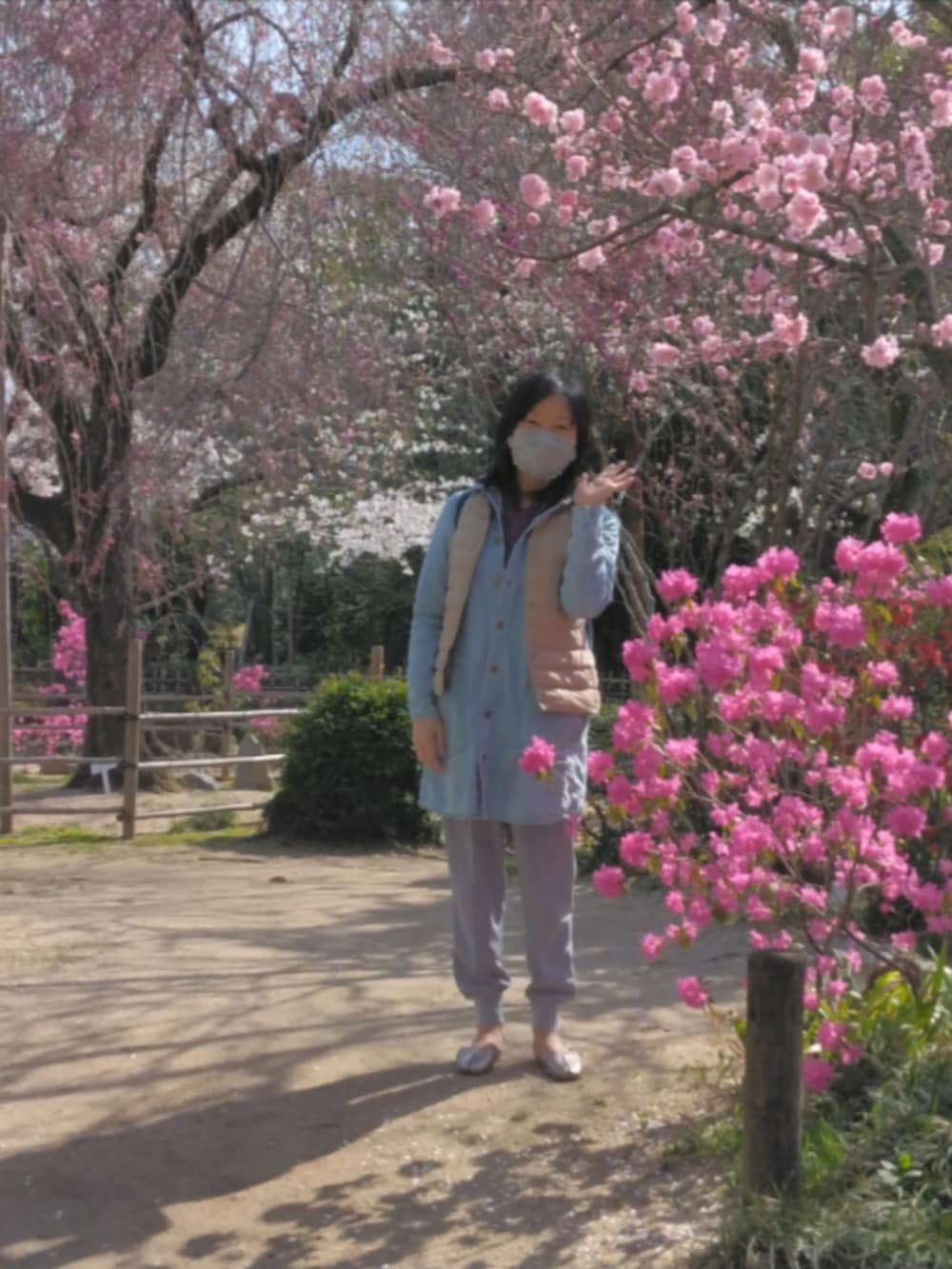 ゴールド系のベスト、ブルー系のシャツ/ブラウス、ゴールド系のスリッポンを着用したレディースの春コーディネートの3枚目の写真