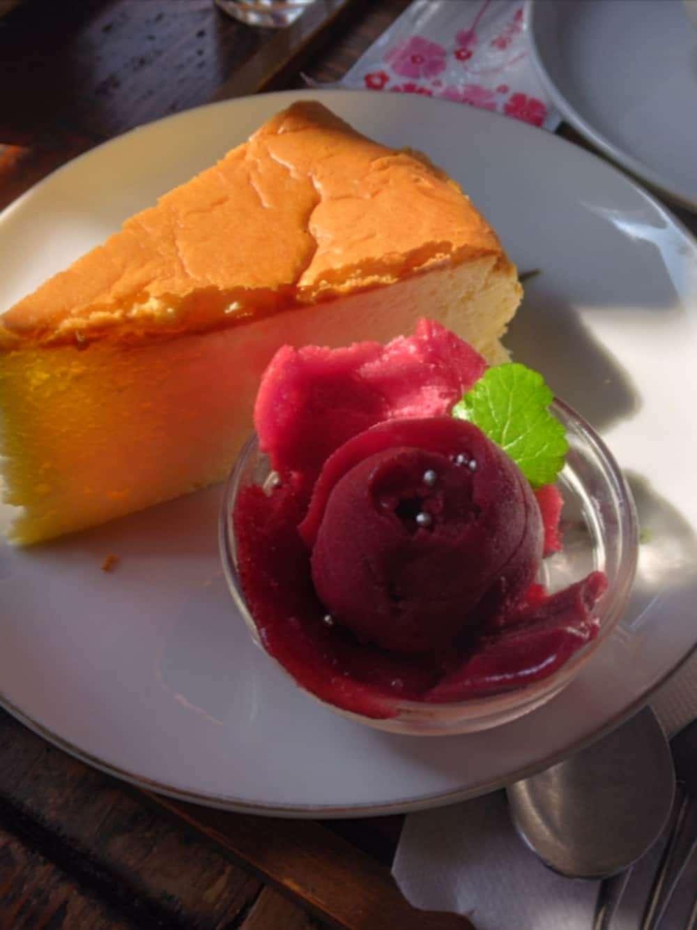 ベージュ系のスリッポン、ホワイト系のその他パンツ、レッド系のバッグを着用したレディースの春コーディネートの3枚目の写真