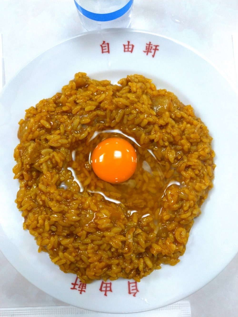 ホワイト系のスニーカー、ブルー系のデニムパンツ、イエロー系のTシャツ/カットソーを着用したレディースの秋コーディネートの4枚目の写真