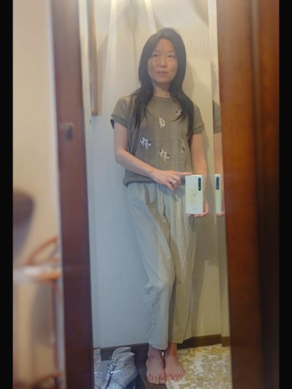 ブラウン系のニット/セーターを着用したレディースの春コーディネートの5枚目の写真