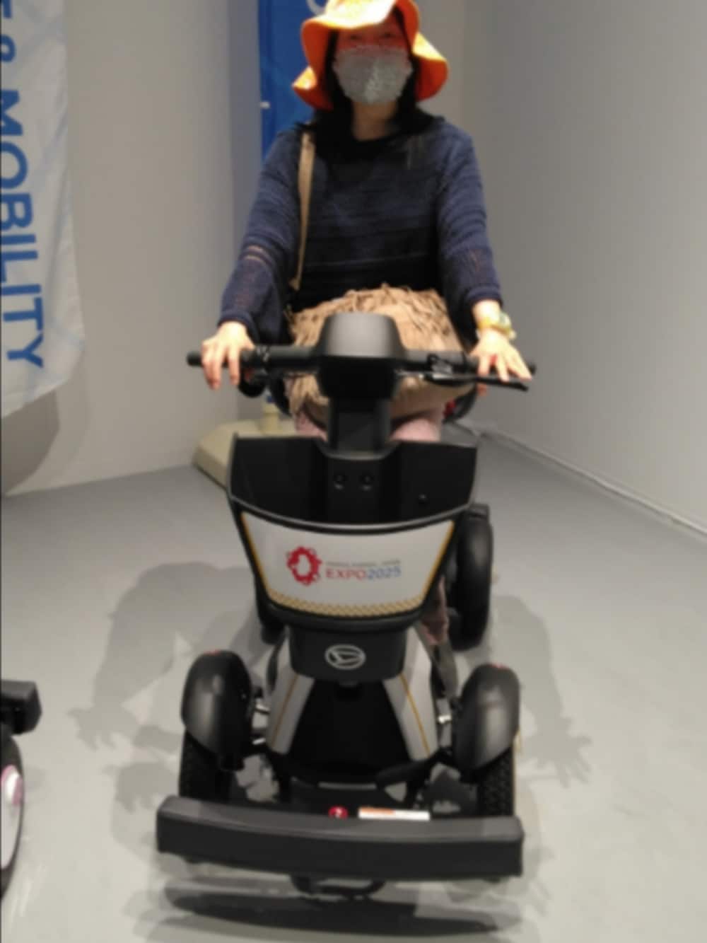 ピンク系のその他パンツ、ブルー系のその他アウター、ベージュ系のショルダーバッグを着用したレディースの春コーディネートの2枚目の写真