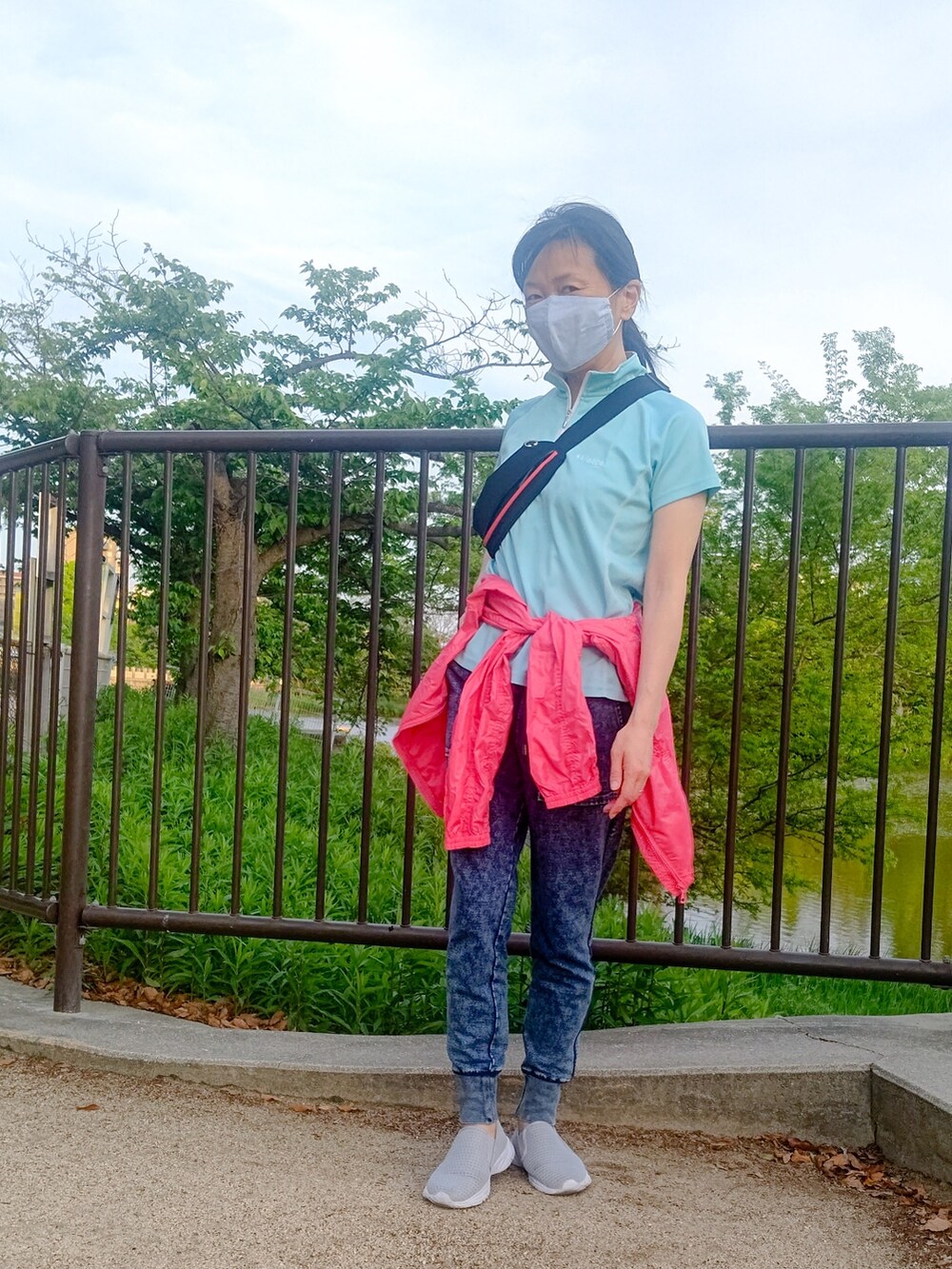 ブルー系のその他トップス、ピンク系のナイロンジャケット、ブルー系のスウェットパンツを着用したレディースの春コーディネートの2枚目の写真