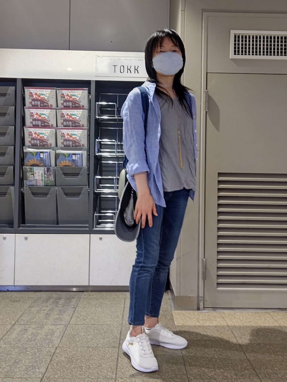 ホワイト系のスニーカー、ブルー系のシャツ/ブラウス、ブルー系のデニムパンツを着用したレディースの夏コーディネートの2枚目の写真