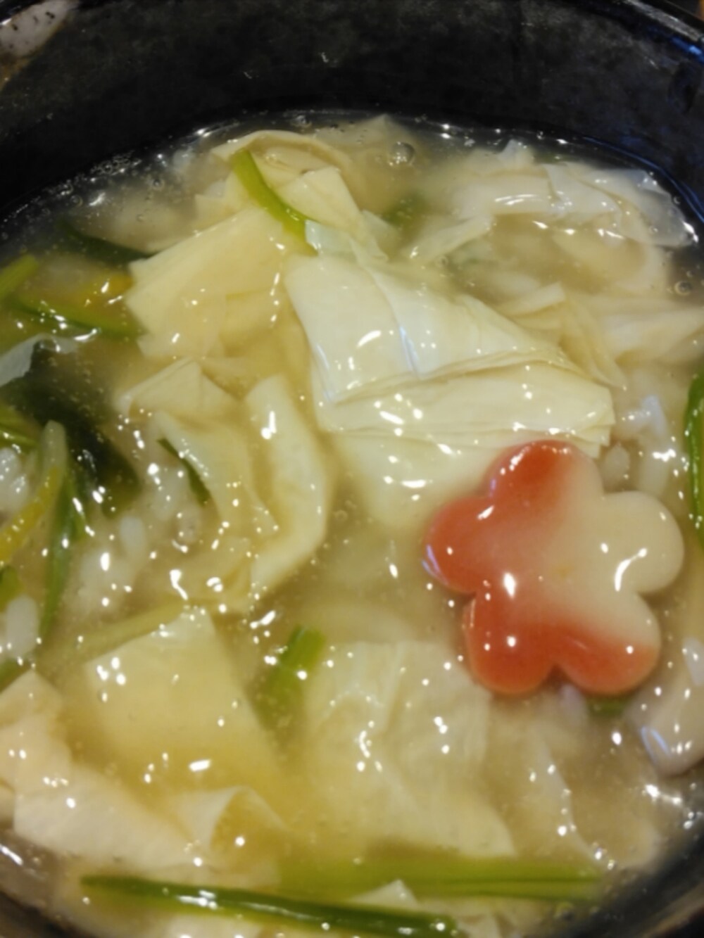 ブルー系のバッグ、ベージュ系のローファー、ブルー系のスカートを着用したレディースの春コーディネートの3枚目の写真