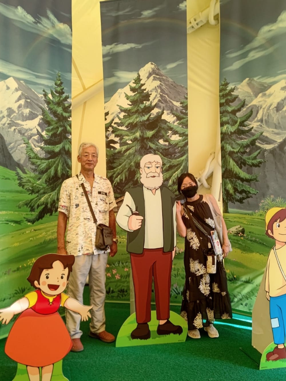 ホワイト系のスニーカー、ブラック系のワンピースを着用したレディースの秋コーディネートの2枚目の写真