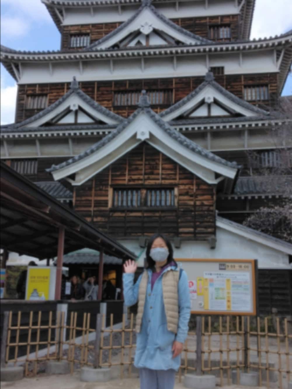 ゴールド系のベスト、ブルー系のシャツ/ブラウス、ゴールド系のスリッポンを着用したレディースの春コーディネートの2枚目の写真