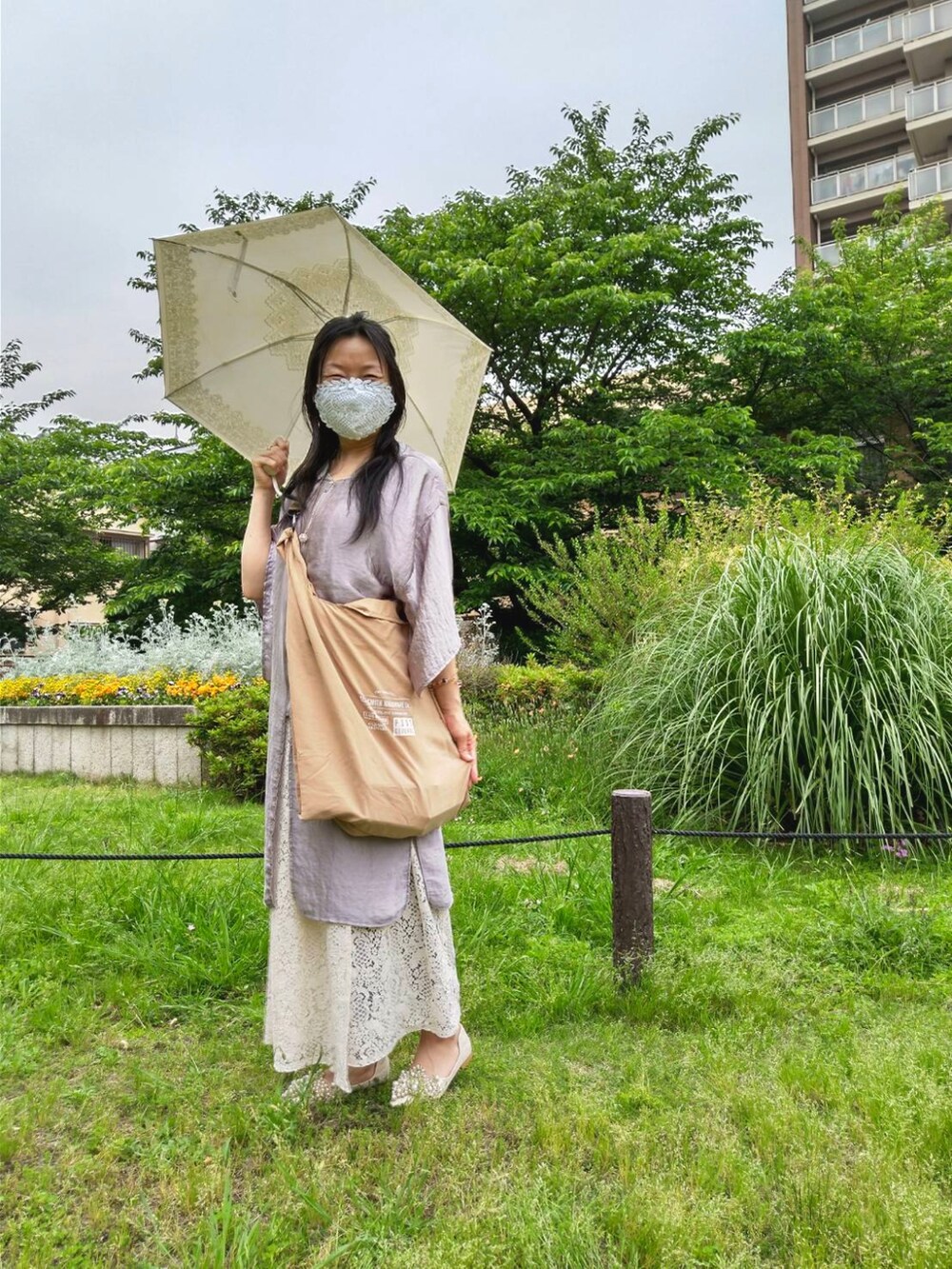 シルバー系のその他アウター、ベージュ系のシューズ、ベージュ系のエコバッグ/サブバッグを着用したレディースの春コーディネートの5枚目の写真