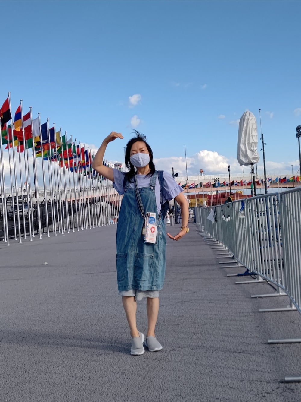 グレー系のスウェットパンツ、ブルー系のサロペット/オーバーオール、グレー系のスリッポンを着用したレディースの秋コーディネートの2枚目の写真