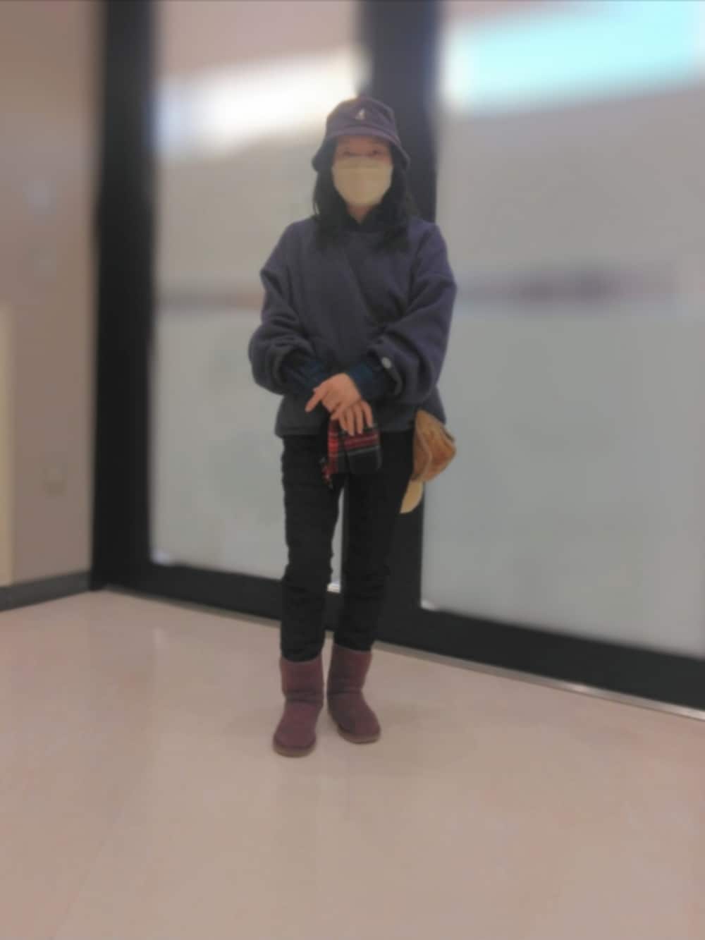 パープル系のブーツ、ブルー系のその他パンツ、ブルー系のシャツ/ブラウスを着用したレディースの冬コーディネートの3枚目の写真