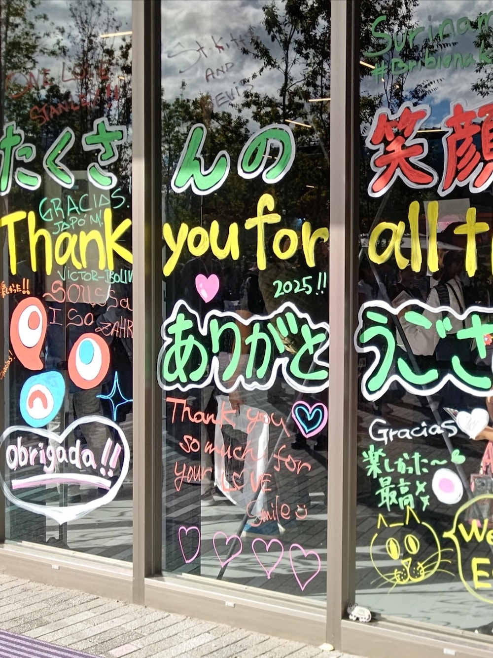 ホワイト系のスニーカー、ブラック系のワンピースを着用したレディースの秋コーディネートの3枚目の写真