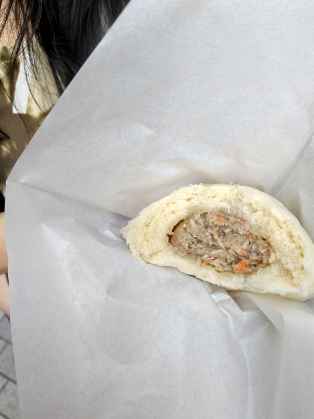 ホワイト系のスニーカー、ブルー系のデニムパンツ、イエロー系のTシャツ/カットソーを着用したレディースの秋コーディネートの3枚目の写真