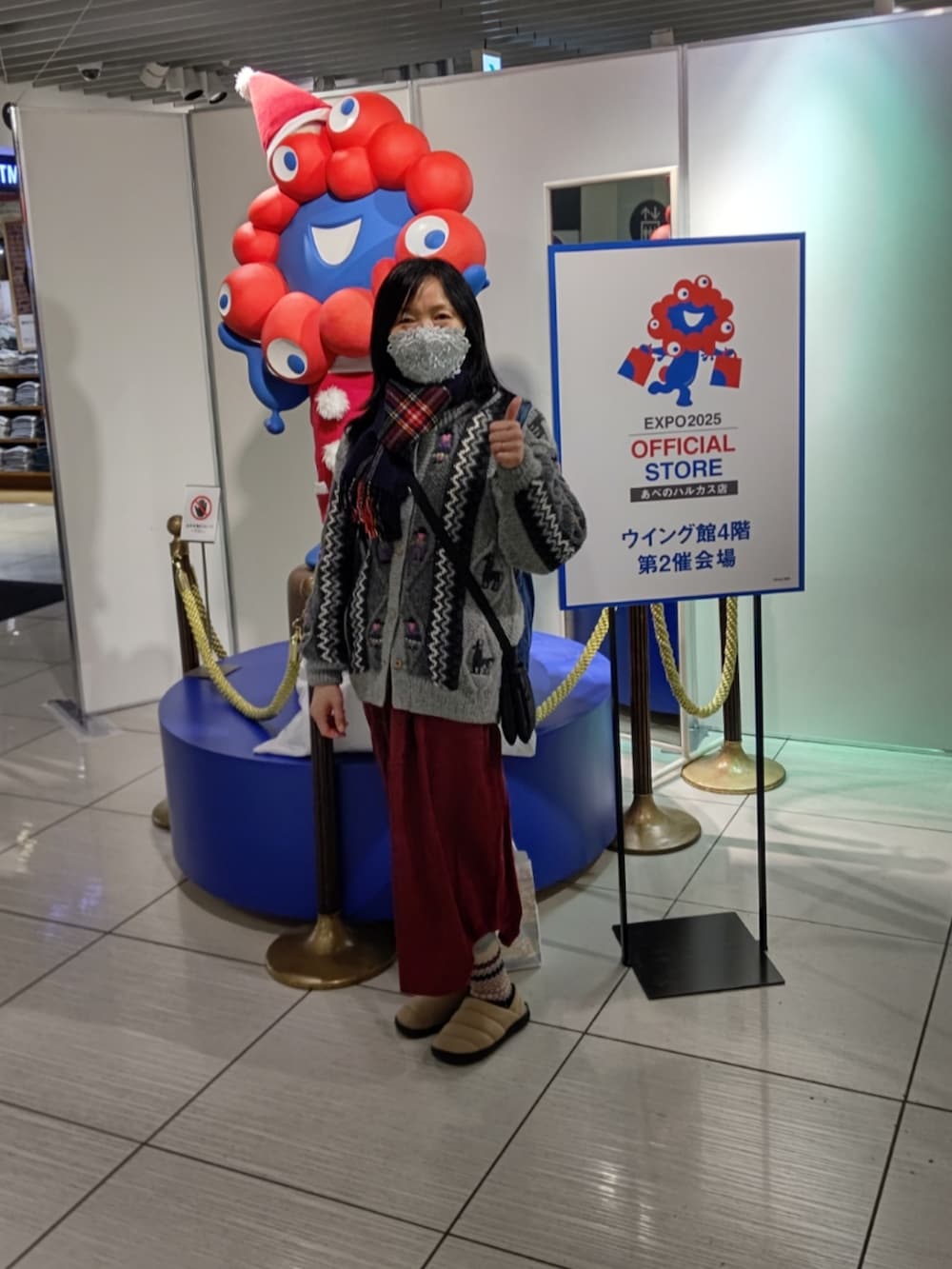 ベージュ系のスリッポン、レッド系のスカート、グレー系のその他アウターを着用したレディースの冬コーディネートの3枚目の写真