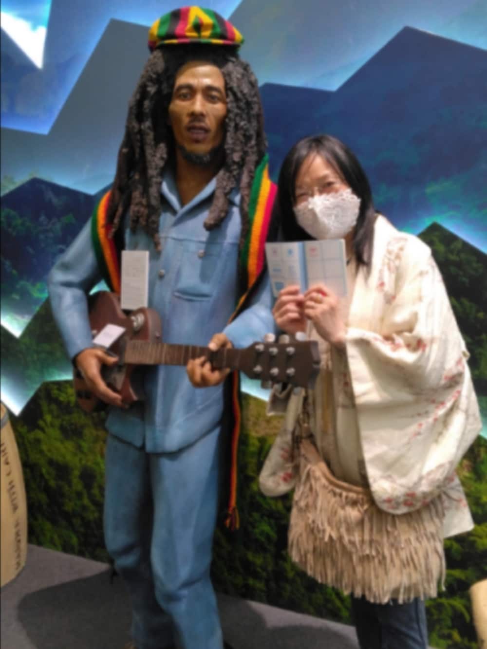 ブラック系のブーツ、ブラック系のパンツ、ブラック系のバッグを着用したレディースの春コーディネートの2枚目の写真