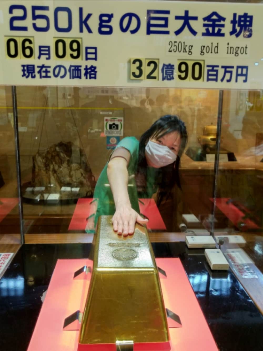 ブルー系のスウェットパンツ、グリーン系のTシャツ/カットソー、イエロー系のデジタル腕時計を着用したレディースの夏コーディネートの2枚目の写真