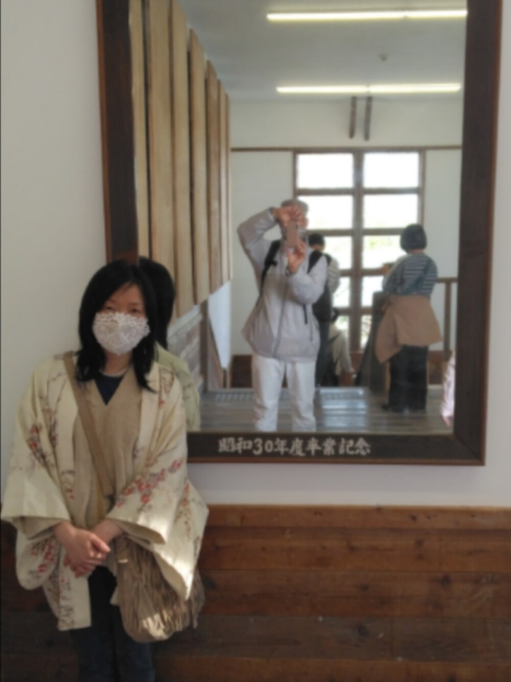 ブラック系のブーツ、ブラック系のパンツ、ブラック系のバッグを着用したレディースの春コーディネートの3枚目の写真