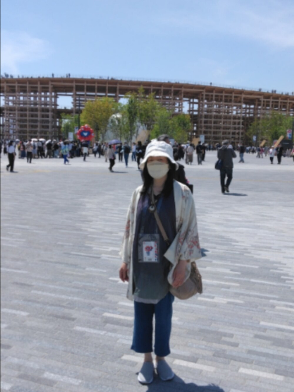 ブラック系のブーツ、ブラック系のパンツ、ブラック系のバッグを着用したレディースの春コーディネートの4枚目の写真