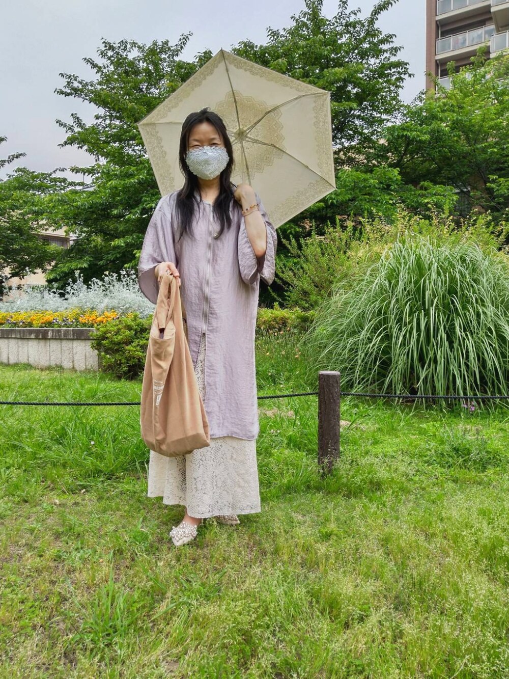 シルバー系のその他アウター、ベージュ系のシューズ、ベージュ系のエコバッグ/サブバッグを着用したレディースの春コーディネートの4枚目の写真