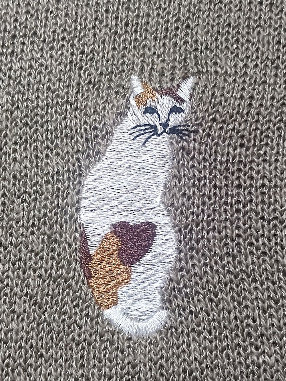 ブラウン系のニット/セーターを着用したレディースの春コーディネートの4枚目の写真