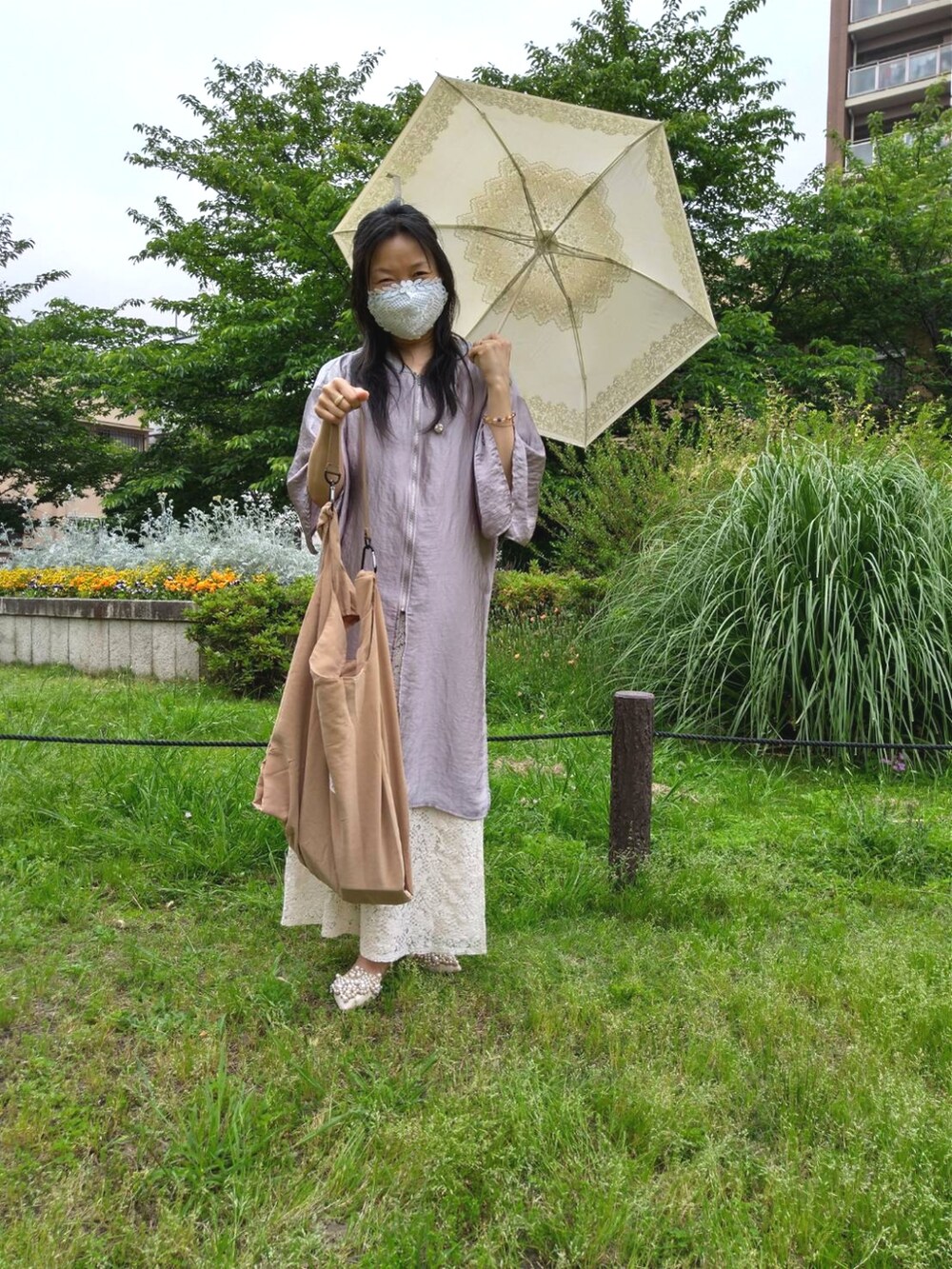 シルバー系のその他アウター、ベージュ系のシューズ、ベージュ系のエコバッグ/サブバッグを着用したレディースの春コーディネートの3枚目の写真