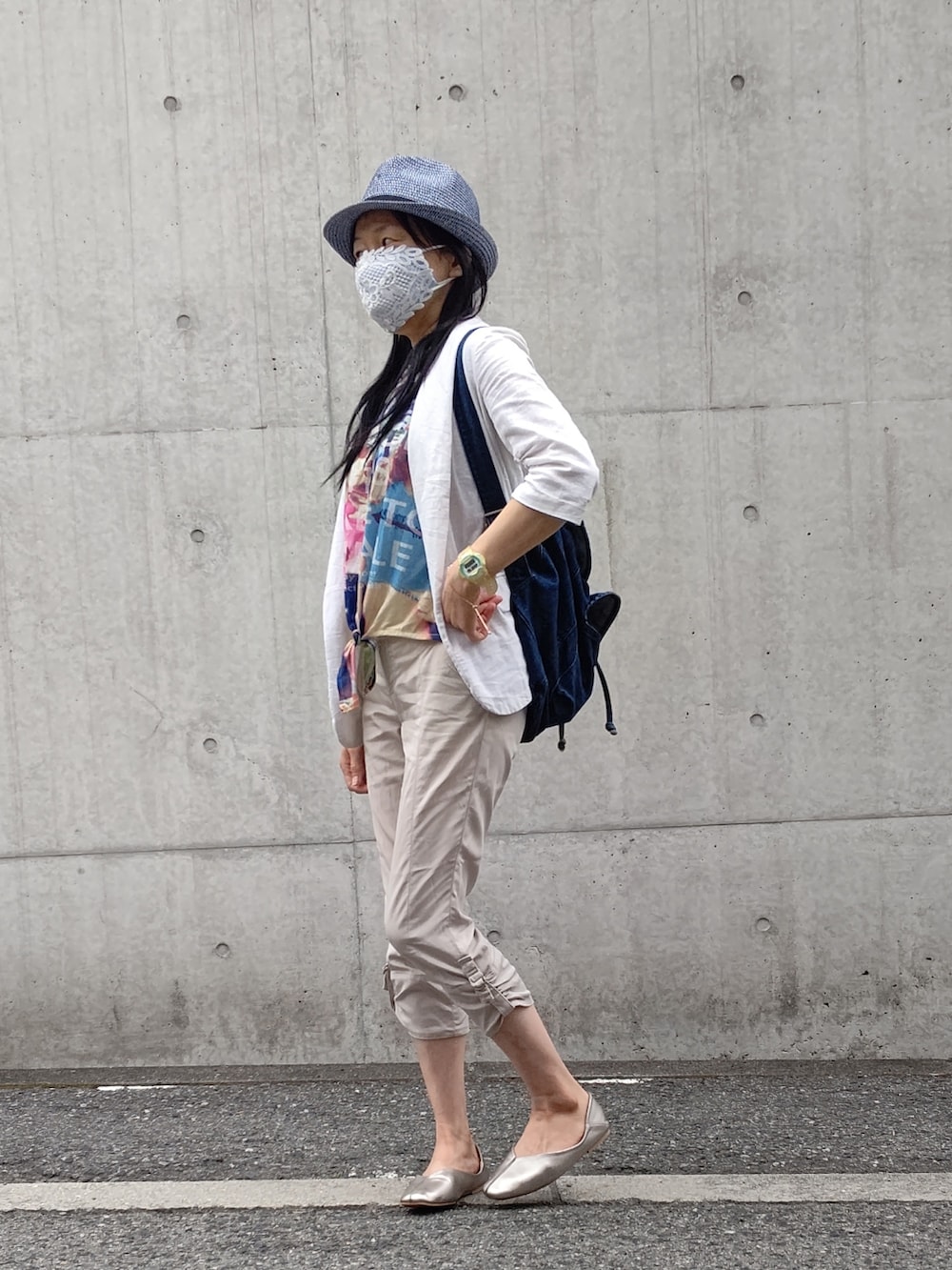 ブルー系のバックパック/リュック、ゴールド系のスリッポン、ベージュ系のテーラードジャケットを着用したレディースの春コーディネートの3枚目の写真