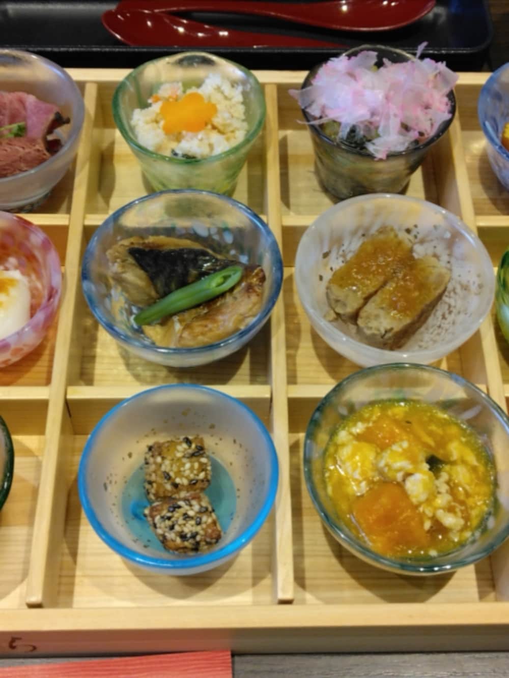 ブルー系のバッグ、ベージュ系のローファー、ブルー系のスカートを着用したレディースの春コーディネートの4枚目の写真