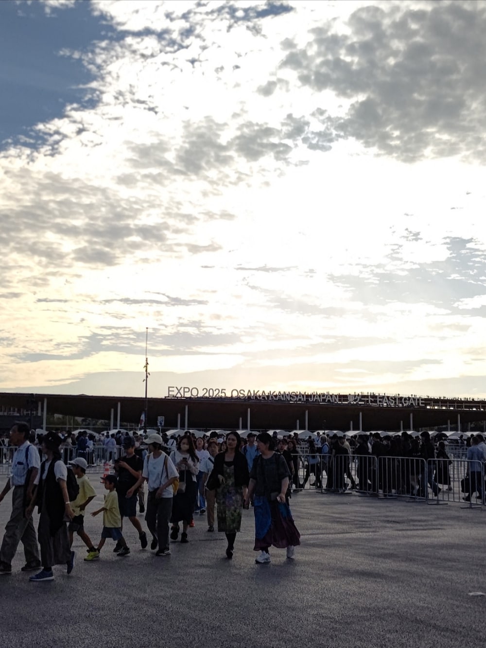 グレー系のスウェットパンツ、ブルー系のサロペット/オーバーオール、グレー系のスリッポンを着用したレディースの秋コーディネートの3枚目の写真