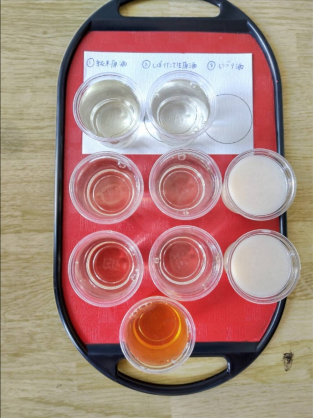 グリーン系のバッグを着用したレディースの秋コーディネートの2枚目の写真