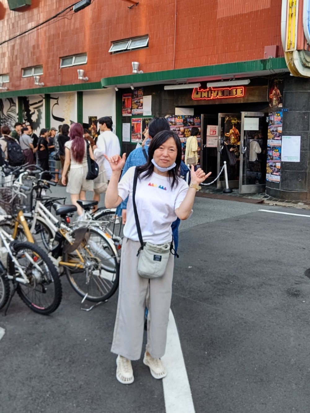 ホワイト系のスニーカー、ホワイト系のTシャツ/カットソー、グレー系のパンツを着用したレディースの夏コーディネートの3枚目の写真