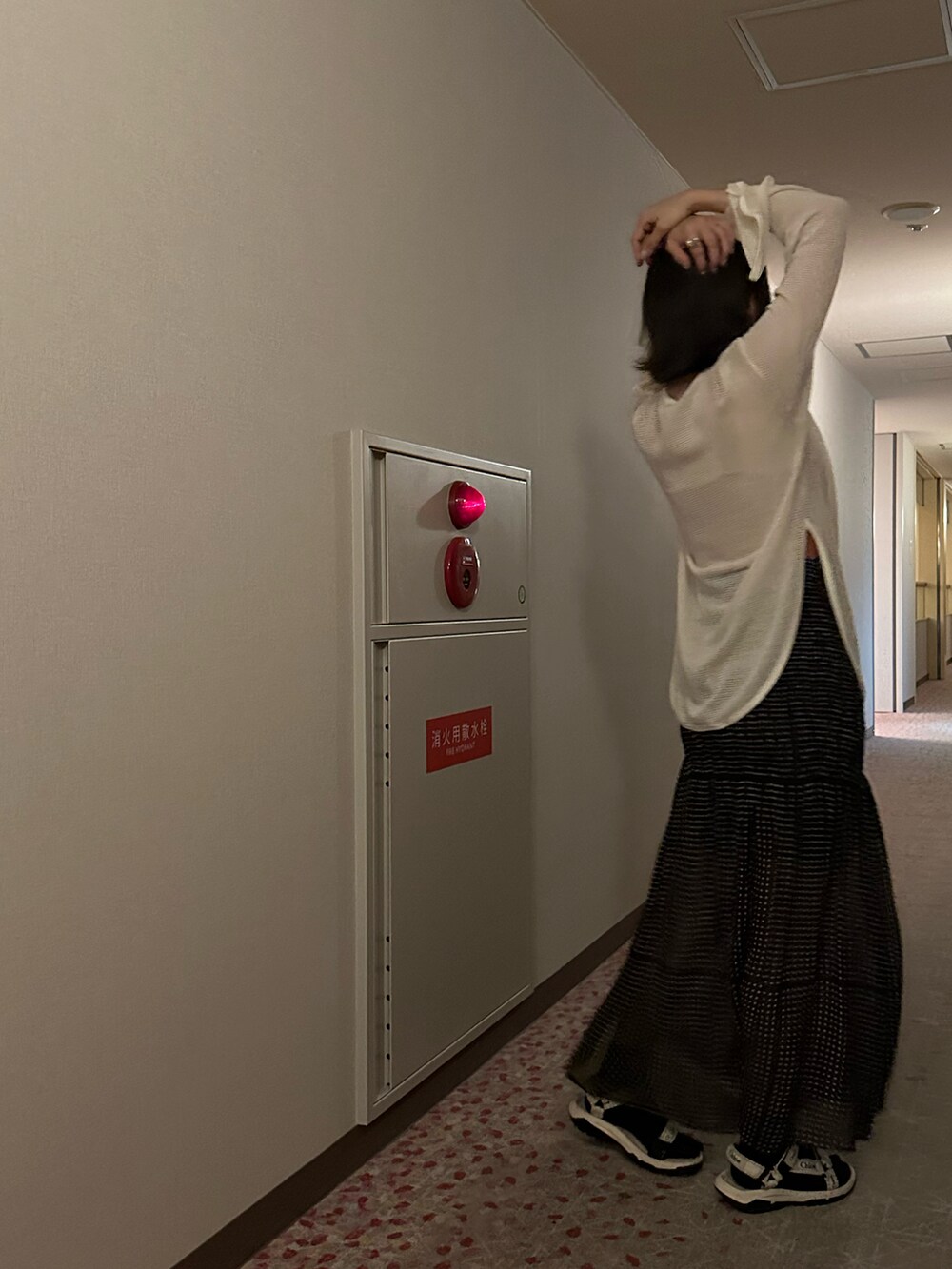 「JANE SMITH、ドット、テロテロスカート、高橋愛、青森、青森コーデ、154cm、マキシ丈スカート、FUMIE=TANAKA」｜「FUMIE TANAKAの【FUMIE=TANAKA/フミエタナカ】別注メッシュロングTシャツ（Tシャツ/カットソー、ホワイト系）」を使った、高橋愛さん（レディース・154cm）の夏コーディネートの2枚目の写真