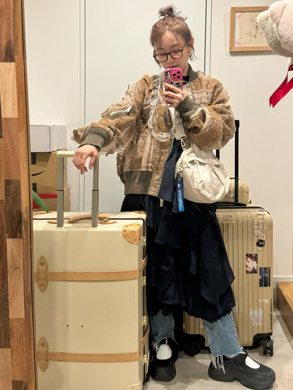 「雨の日コーデ、厚底シューズ、高橋愛、154cm、sacai、MA-1、シースルー、デニム、レイヤードスタイル、studior330」｜「Sacaiのアイテム（ジャケット/アウター、ブラウン系）」を使った、高橋愛さん（レディース・154cm）の夏コーディネートの2枚目の写真