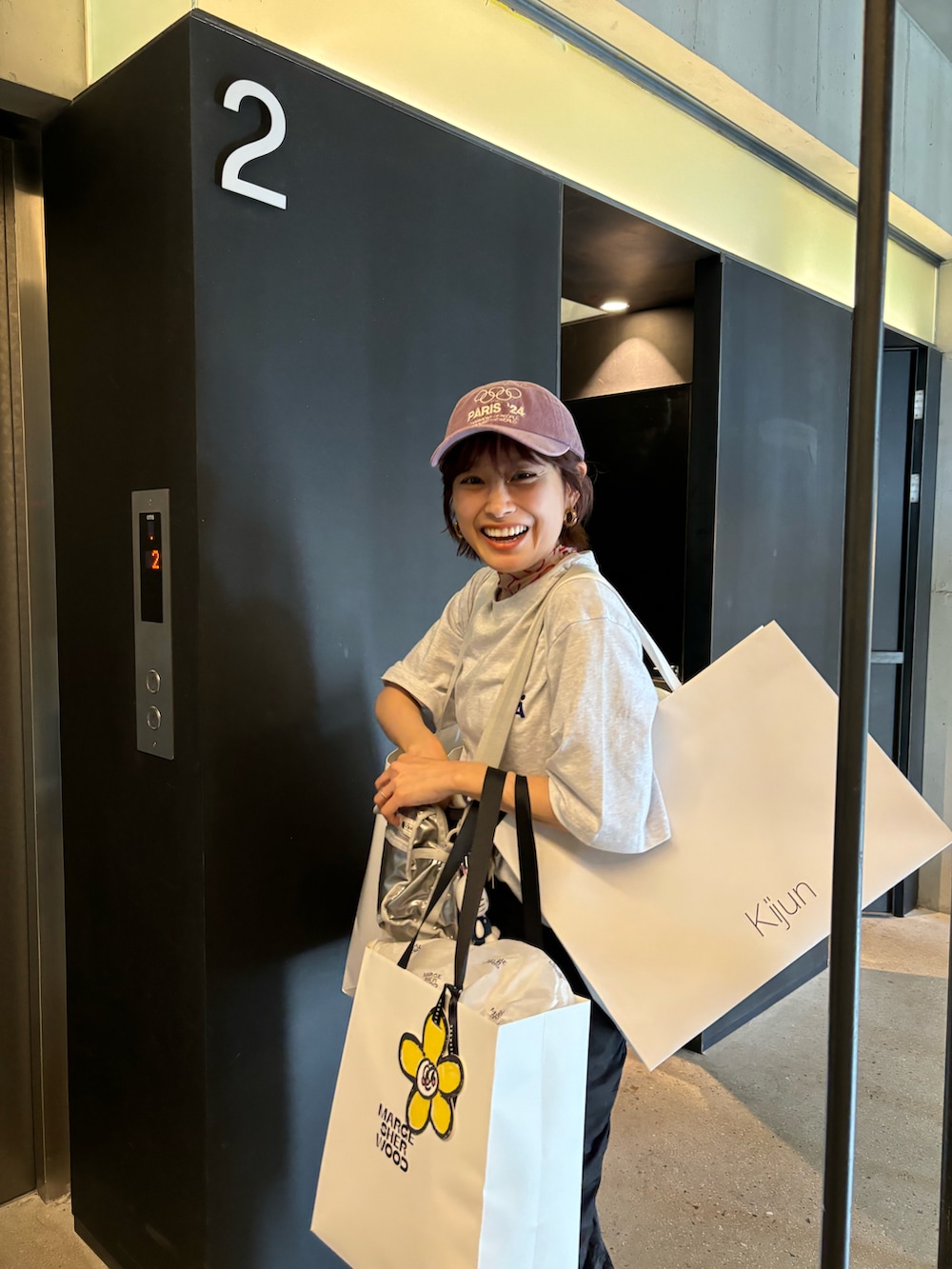 「アーダーエラー、ADER error、高橋愛、レイヤードスタイル、レイヤリング、KBF、154cm、CAP、kijun、New Balance」｜「Kijunのアイテム（キャップ、ピンク系）」を使った、高橋愛さん（レディース・154cm）の春コーディネートの3枚目の写真