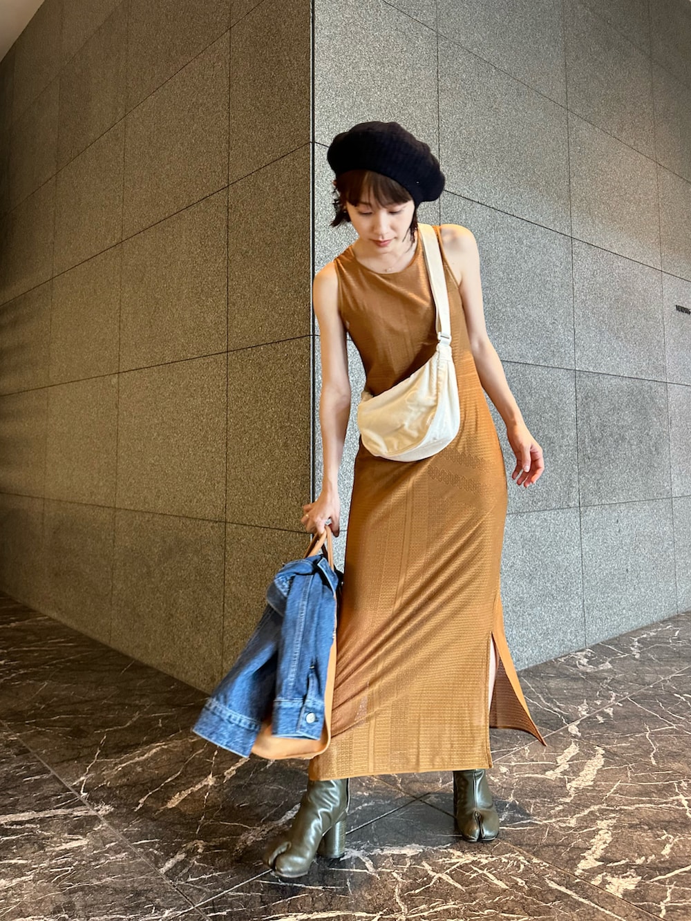 「UNIQLO、ユニクロマメクロゴウチ、UNIQLO mame kurogouchi、ニットワンピース、キレイめカジュアル、秋コーデ、秋の新作、ニット帽、ニットベレー帽、ニットベレー、高橋愛、154cm、The Row、Maison Margiela、tabi」｜「UNIQLOのアイテム（ワンピース/ドレス、ブラウン系）」を使った、高橋愛さん（レディース・154cm）の秋コーディネートの3枚目の写真