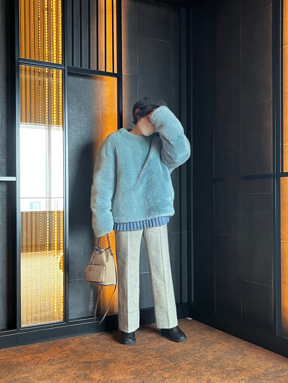 「高橋愛、154cm、キレイめ、JILSANDER、ジルサンダー、AMERI、PRADA、巾着バッグ、MM6、ベレー帽、BEAMS BOY、ビームス、ショートヘア」｜「JIL SANDERのアイテム（トップス、ブルー系）」を使った、高橋愛さん（レディース・154cm）の冬コーディネートの2枚目の写真