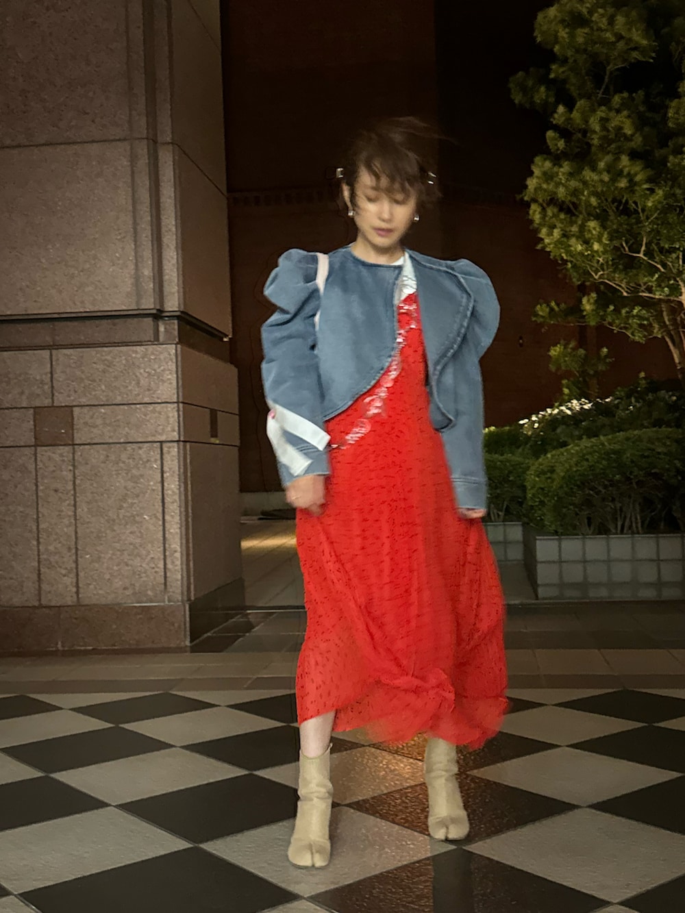 「プチプラ、UNIQLO、赤、赤いワンピース、154cm、デニムジャケット、パフスリーブ、高橋愛、Maison Margiela、足袋ブーツ、stand oil、スタンドオイル、ピンクBBA」｜「UNIQLOのアイテム（ワンピース/ドレス、レッド系）」を使った、高橋愛さん（レディース・154cm）の夏コーディネートの2枚目の写真