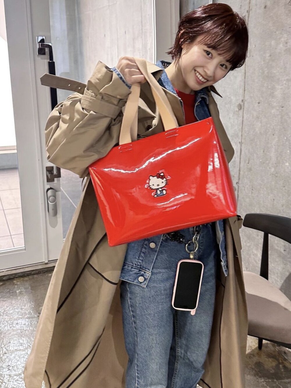 「HELLO KITTY、BEAMS JAPAN、高橋愛、nanuk、マイクロボブ、ボブ、トレンチコート、春コーデ、デニムオンデニム、holiday、赤ニット」｜「beautiful peopleのアイテム（トレンチコート、ベージュ系）」を使った、高橋愛さん（レディース・154cm）の春コーディネートの2枚目の写真