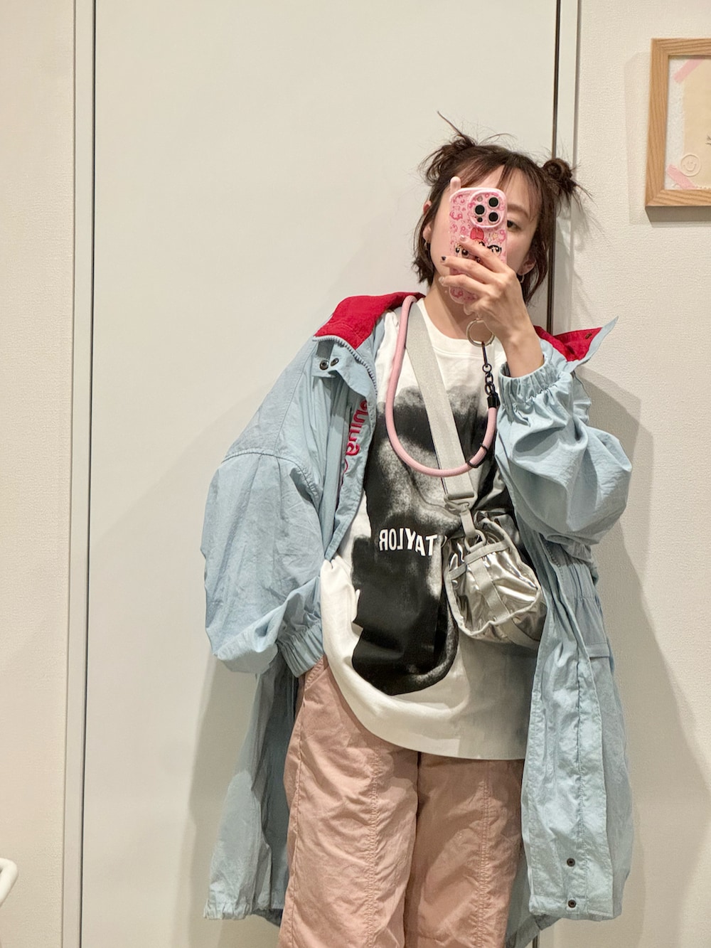 「アダムエロペ(ADAM ET ROPE')、BIOTOP、LeSportsac、レスポ、レスポートサック、haco!、OPENING CEREMONY、オープニングセレモニー、New Balance、高橋愛、154cm」｜「CONVERSEのアイテム（Tシャツ/カットソー、ホワイト系）」を使った、高橋愛さん（レディース・154cm）の春コーディネートの2枚目の写真