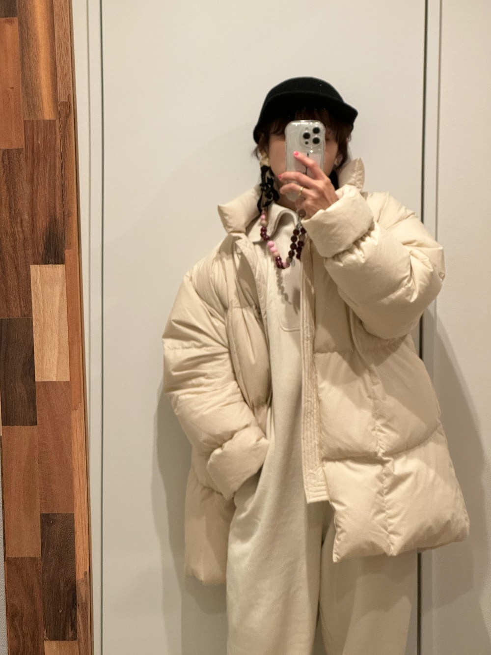 「冬のコーデ、シンプルコーデ、オールインワン、高橋愛、154cm、大人かわいい、ダウンジャケット、ダウンコート、TODAYFUL、トゥデイフル、ショートヘア、マルジェラ、足袋ブーツ、tabi、カーキ」｜「TODAYFULのスタンドカラーダウンジャケット（ダウンジャケット/コート、ホワイト系）」を使った、高橋愛さん（レディース・154cm）の冬コーディネートの2枚目の写真