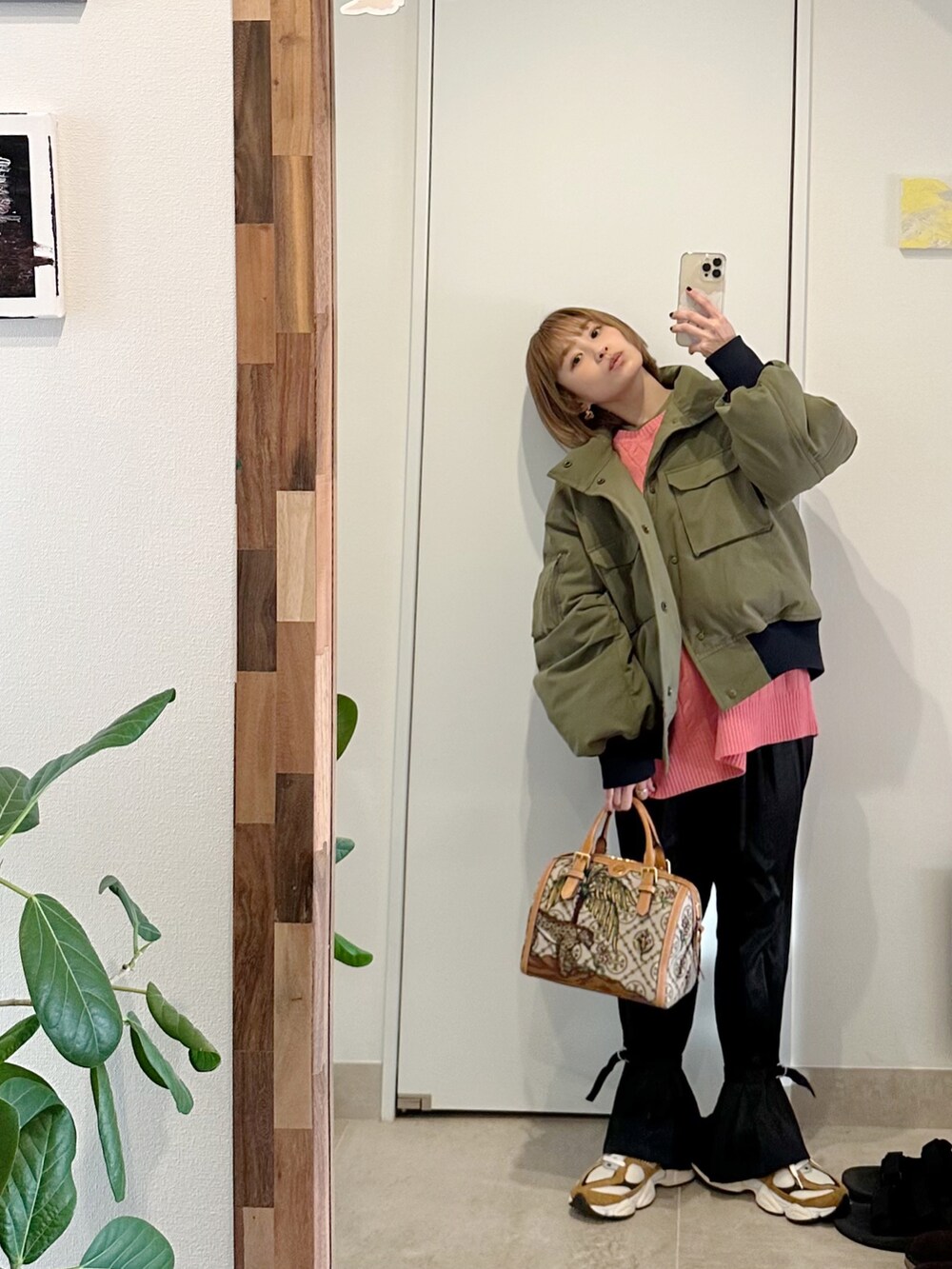 「シンプルコーデ、オトナカジュアル、ゆったりコーデ、パンツコーデ、fukuu、ふくうコーデ、高橋愛、154cm、Tory Burch、ボストンバッグ、ニット、ピンク、BROOKS BROTHERS、ニューバランス、New Balance」｜「fukuuのリサイクルポリエステル メンズライクボリュームアウター（ミリタリージャケット、グリーン系）」を使った、高橋愛さん（レディース・154cm）の冬コーディネートの2枚目の写真