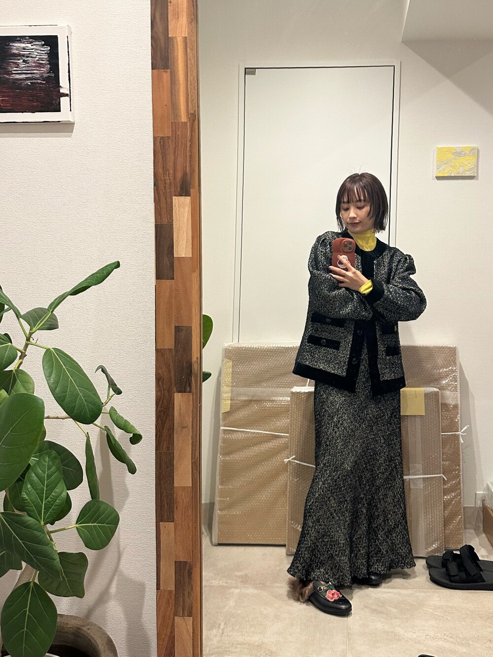 「WEARハロウィン2022、大人カジュアル、秋冬コーデ、ゆるコーデ、シンプル、大人女子、高橋愛、154cm、GUCCI、メゾンマルジェラ、Maison Margiela」｜「kapok knotのアイテム（ジャケット/アウター、ホワイト系）」を使った、高橋愛さん（レディース・154cm）の秋コーディネートの2枚目の写真