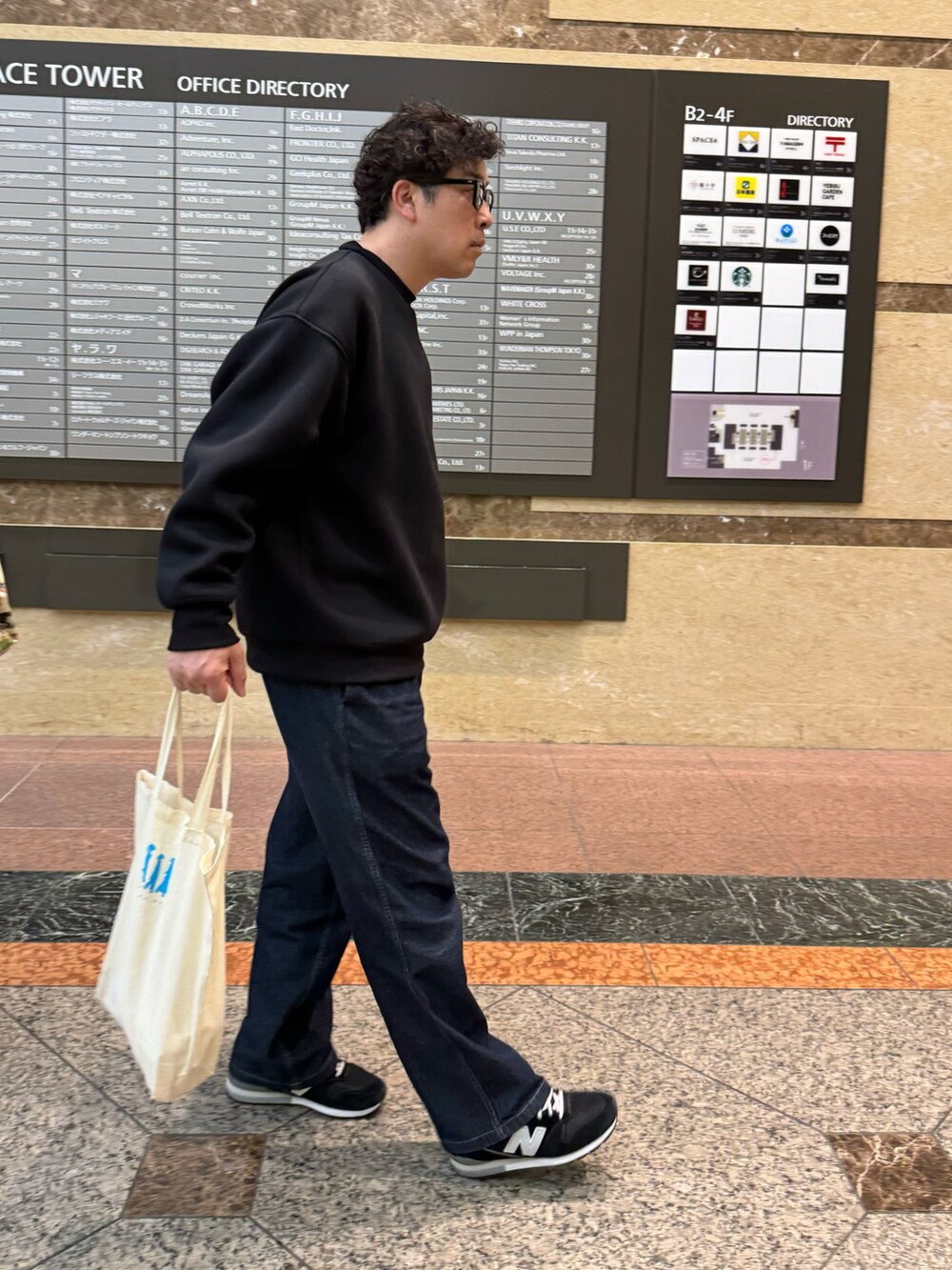 「カジュアルコーデ、春服、大人コーデ、オトナカジュアル、春服みてみて、トレンチコート、リバーシブル、高橋愛、154cm、GOKI-GENs、ゴキゲンズ、GOKI-GENs EC SHOP」｜「GOKI-GENs EC SHOPのアイテム（バッグ、ホワイト系）」を使った、高橋愛さん（レディース・154cm）の冬コーディネートの4枚目の写真