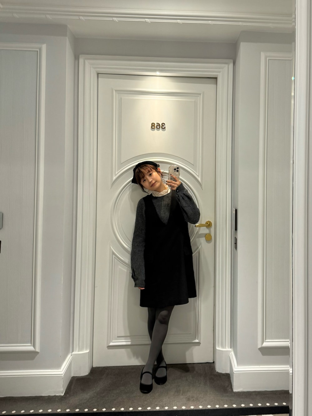 「アニエスベー、agnes b.、ジャンパースカート、ジャンスカ、セザンヌ、sezane、グレータイツ、レペット、repetto、バレエシューズ、カチューシャ、Monaco、モナコスタイル、高橋愛」｜「To b. by agnes b.のWQ06 ROBE フラップポケットジャンパースカート（ジャンパースカート、ブラック系）」を使った、高橋愛さん（レディース・154cm）の秋コーディネートの2枚目の写真