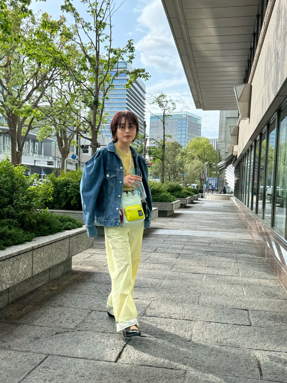 「高橋愛、パステルカラー、スポーツミックス、KBF、KBF好きさんと繋がりたい、kbf_ootd、kbf、KBFコーデ、パンツスタイル、デニム、パワーショルダー、holiday」｜「HOLIDAYのPUFF SLEEVE DENIM JACKET パフスリーブデニムジャケット（デニムジャケット、ブルー系）」を使った、高橋愛さん（レディース・154cm）の春コーディネートの2枚目の写真
