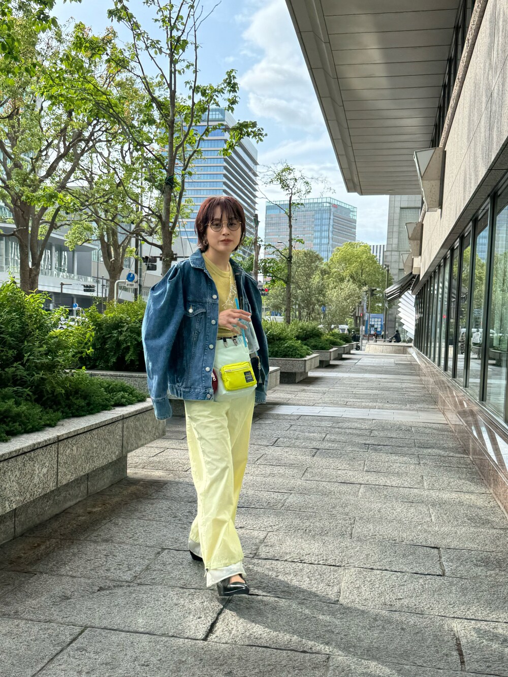 高橋愛さんの「PUFF SLEEVE DENIM JACKET パフスリーブデニムジャケット（HOLIDAY）」を使ったコーディネートの2枚目の写真