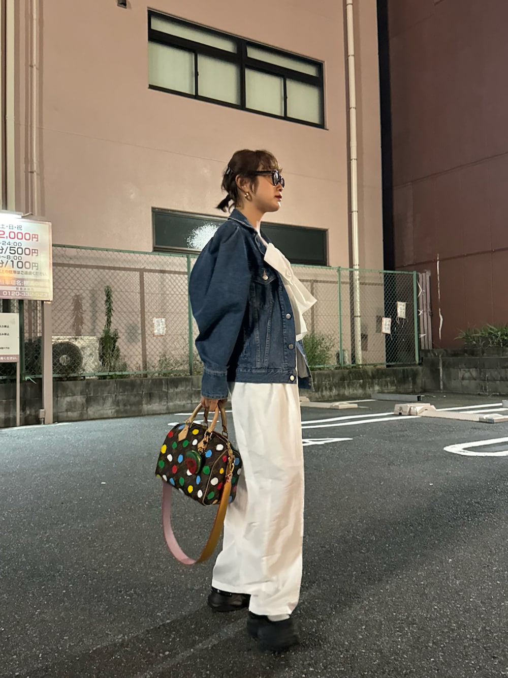 「ZARA、ザラ、ZARAスニーカー、履きやすい靴、154cm、厚底スニーカー、オールインワン、リボン、デニムジャケット、デニムが好き、オールインワンが好き、Bibiy、ビビィ、高橋愛」｜「Bibiy.のアイテム（オールインワン・サロペット、ホワイト系）」を使った、高橋愛さん（レディース・154cm）の夏コーディネートの2枚目の写真