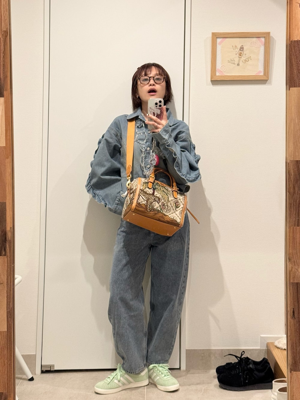 「春、大人かわいい、セットアップ風、デニムオンデニム、高橋愛、154cm、デニム、holiday、アディダス、スニーカー」｜「TORY BURCHのアイテム（ボストンバッグ、ブラウン系）」を使った、高橋愛さん（レディース・154cm）の春コーディネートの2枚目の写真