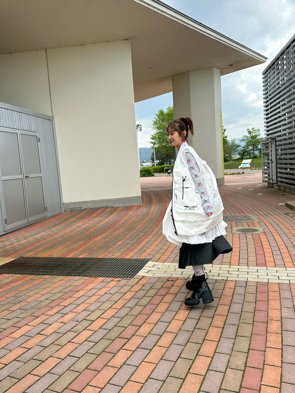 「カジュアルコーデ、初夏コーデ、大人カジュアル、高橋愛、坂井市エキサイト大使、坂井市、福井県、fukui、sakaai、Onitsuka Tiger、オニツカタイガー、reebok、Maison Margiela、maisonspecial、メゾンスペシャル」｜「Onitsuka TigerのWOMEN'S VEST / ウィメンズベスト（ベスト、ホワイト系）」を使った、高橋愛さん（レディース・154cm）の春コーディネートの5枚目の写真